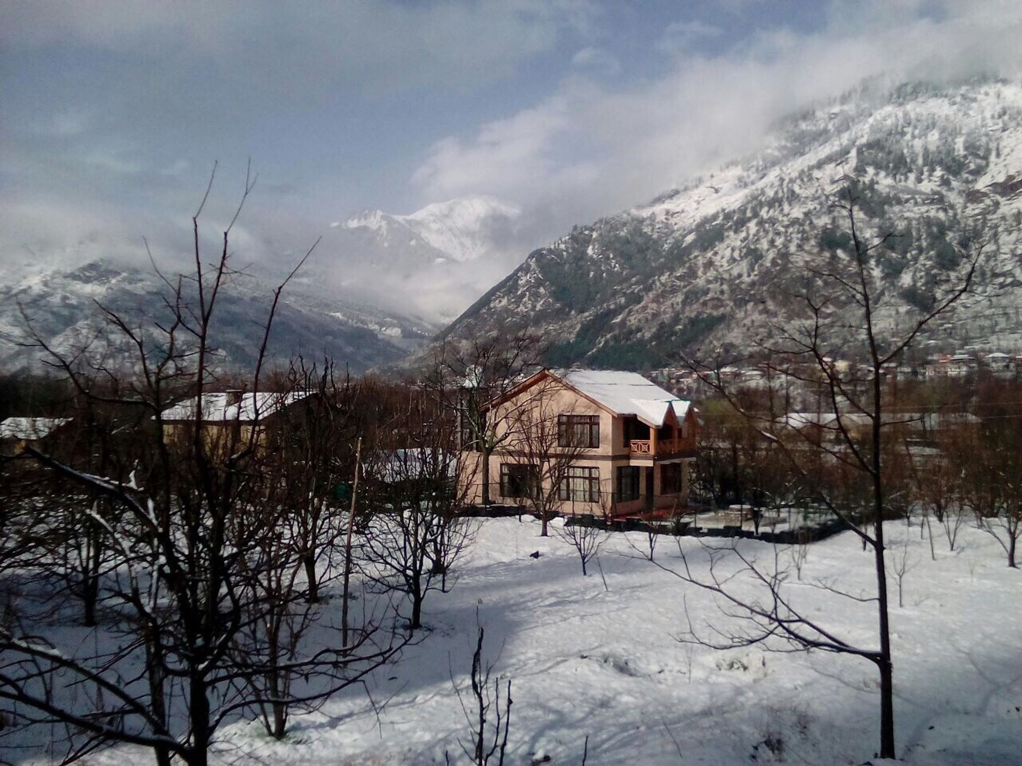 Adb Rooms Snow Touch Resort Manāli Kültér fotó