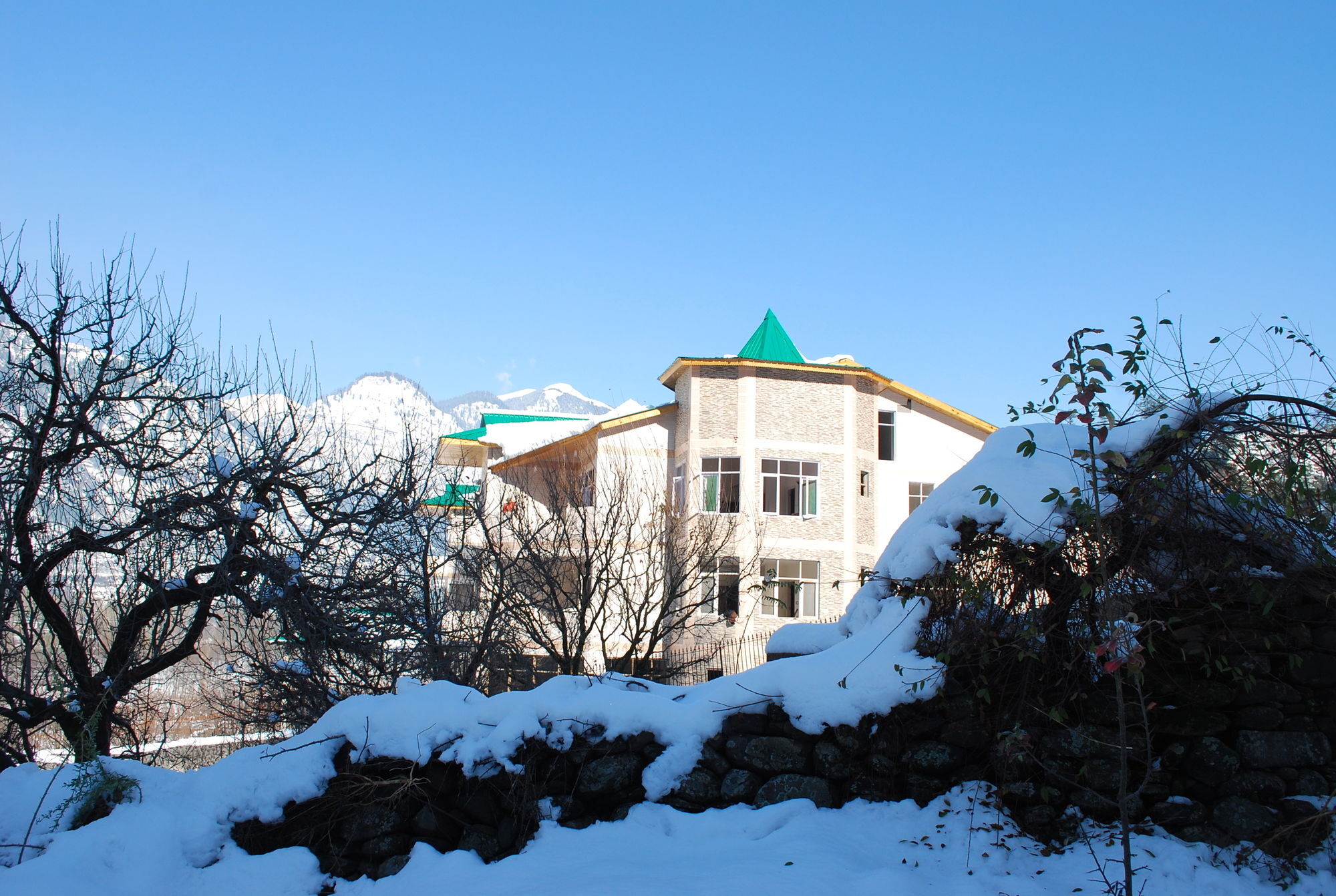 Adb Rooms Snow Touch Resort Manāli Kültér fotó